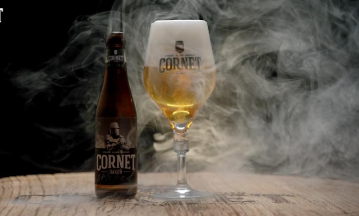 Cornet Smoked glas en flesje op eikenhout omhult door rook